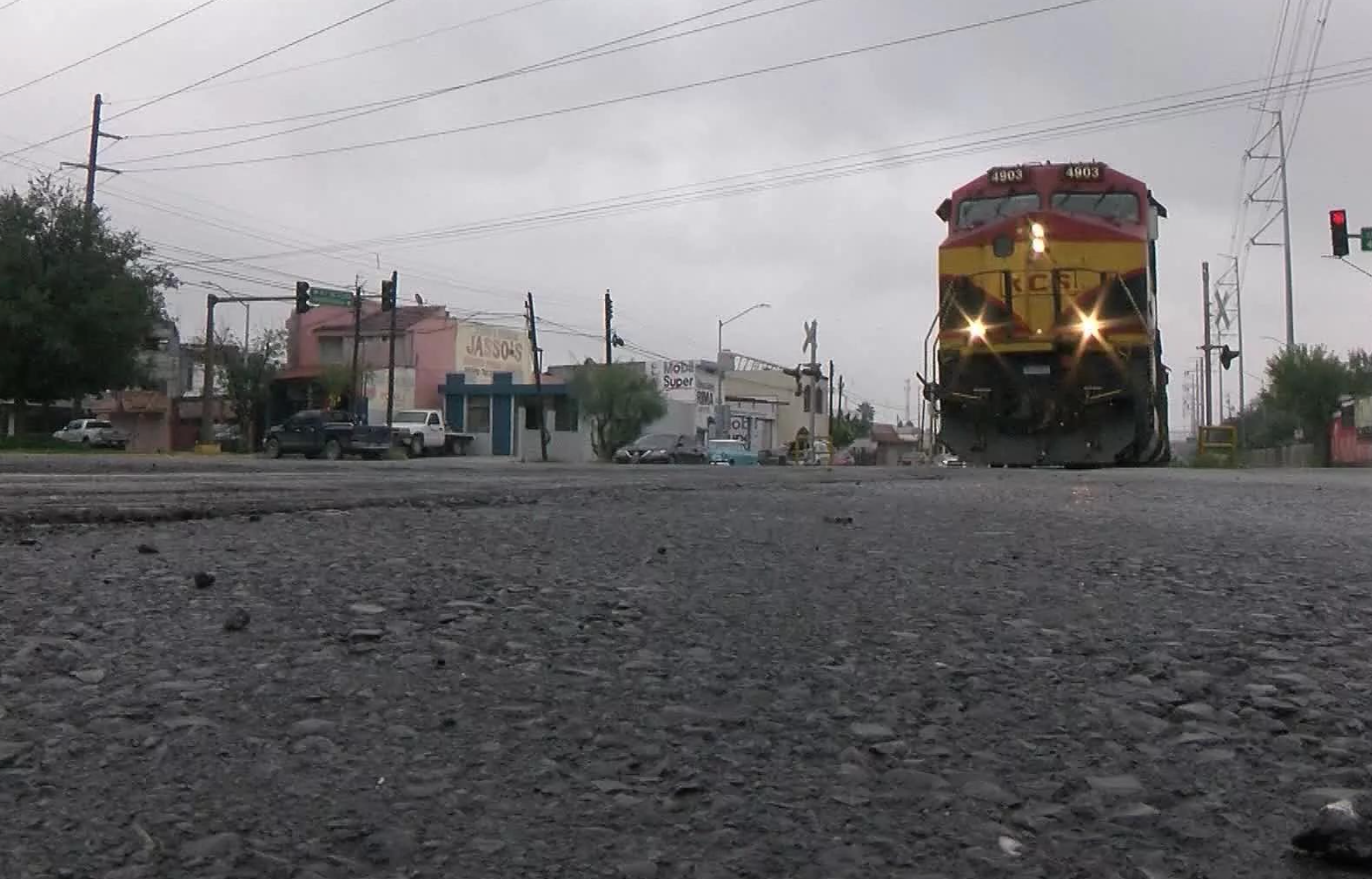 Momento en que tren arrolla y mata a una mujer en Nuevo León 